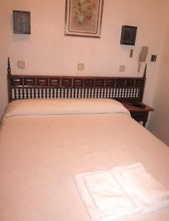 Hostal Esmeralda Madrid Buitenkant foto
